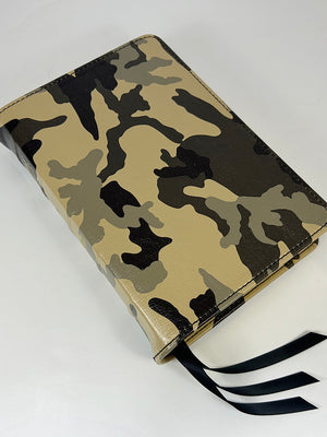 Biblia de texto tamaño de mano - Serie de piel de vaca de grano completo, camuflaje beige