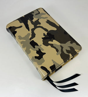 Biblia de texto tamaño de mano - Serie de piel de vaca de grano completo, camuflaje beige