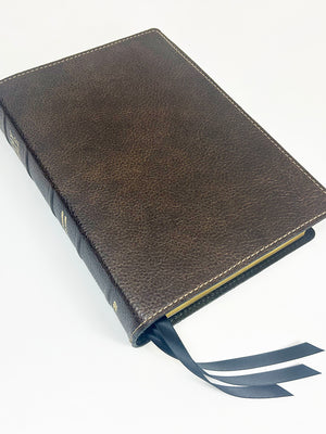 Biblia de texto de margen amplio de tamaño mediano - Serie Signature, cubierta de piel de vaca de grano completo marrón con forro de grano completo negro