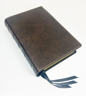Biblia de texto de margen amplio de tamaño mediano - Serie Signature, cubierta de piel de vaca de grano completo marrón con forro de grano completo negro