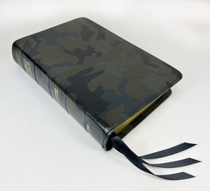 Biblia de texto tamaño de mano - Serie de piel de vacuno de grano completo, camuflaje verde