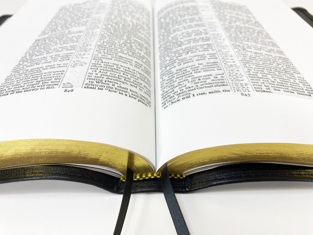 Biblia de estudio de margen ancho de tamaño mediano - Piel sintética, negra