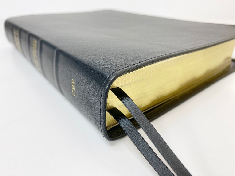 Biblia de estudio de margen ancho de tamaño mediano - Piel sintética, negra
