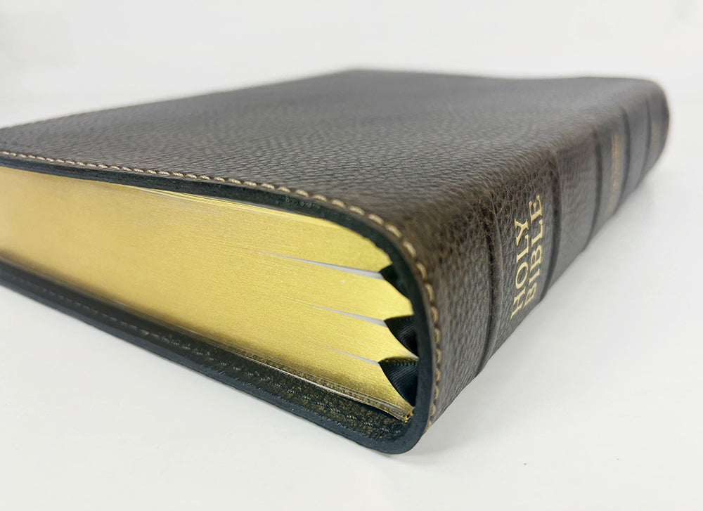 Biblia de texto de margen amplio de tamaño mediano - Serie Signature, cubierta de piel de vaca de grano completo marrón con forro de grano completo negro