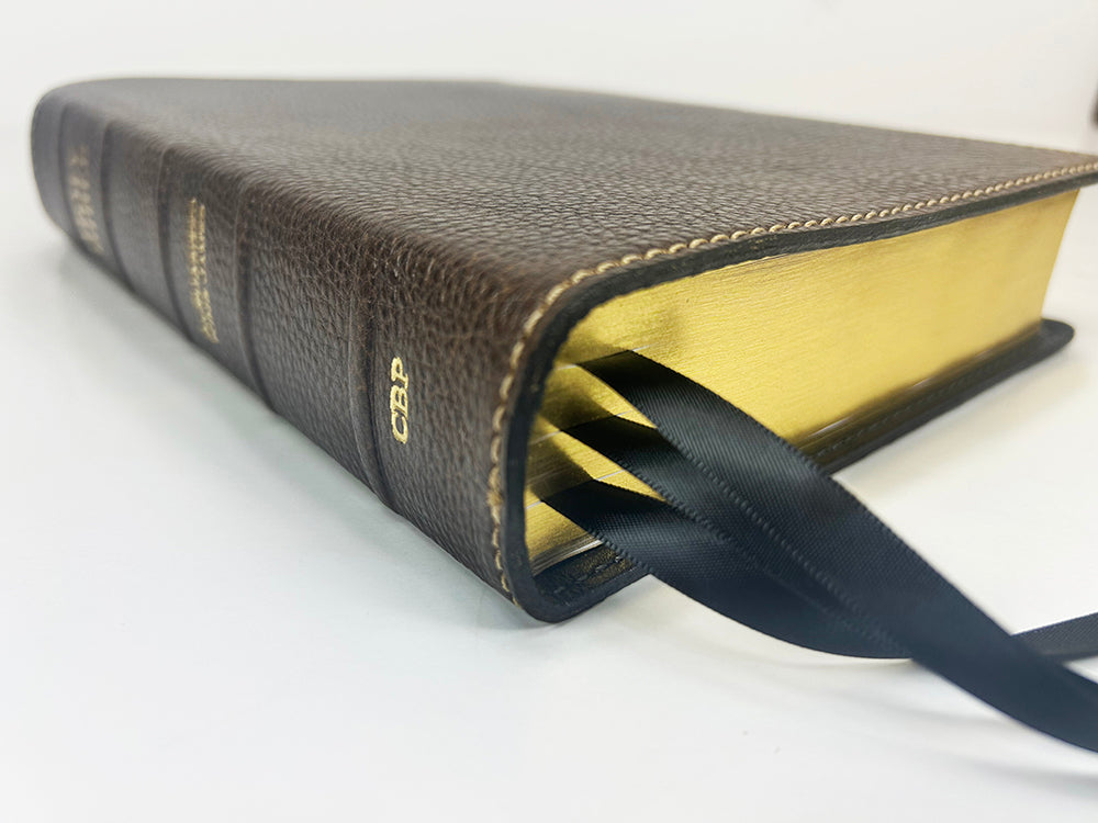 Biblia de texto de margen amplio de tamaño mediano - Serie Signature, cubierta de piel de vaca de grano completo marrón con forro de grano completo negro