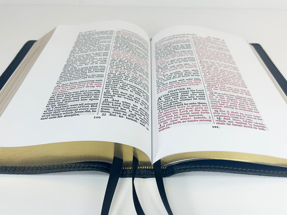 Biblia de texto de margen amplio de tamaño mediano - Serie Signature, cubierta de piel de vaca de grano completo marrón con forro de grano completo negro