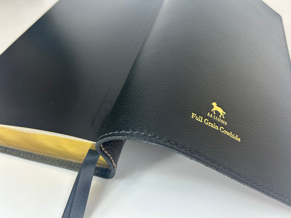 Biblia de texto de margen amplio de tamaño mediano - Serie Signature, cubierta de piel de vaca de grano completo marrón con forro de grano completo negro