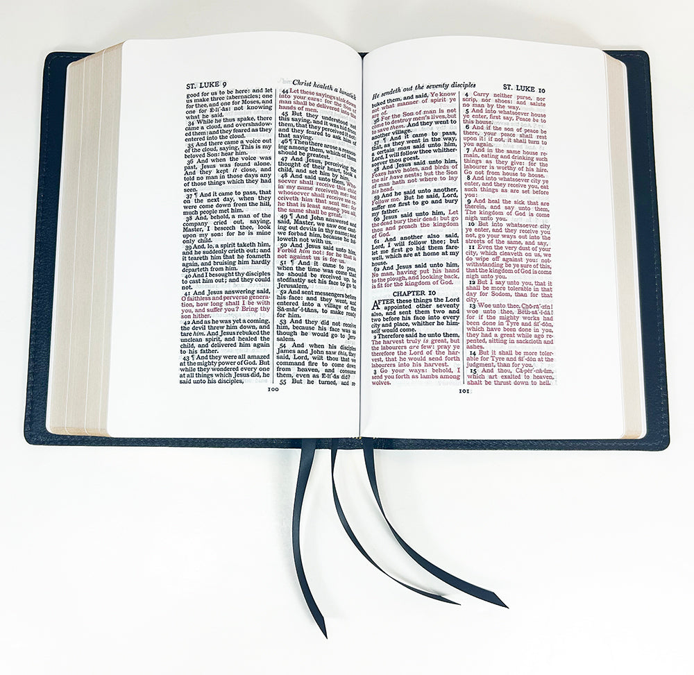 Biblia de texto de margen amplio de tamaño mediano - Serie Signature, cubierta de piel de vaca de grano completo marrón con forro de grano completo negro