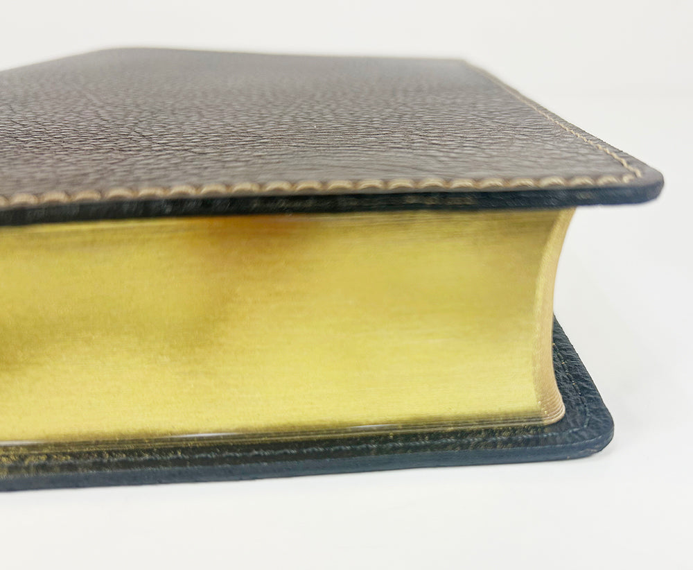 Biblia de texto de margen amplio de tamaño mediano - Serie Signature, cubierta de piel de vaca de grano completo marrón con forro de grano completo negro